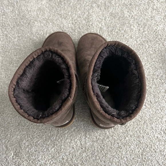 UGG dark brown classic short II suede boots - Picture 5 of 6
